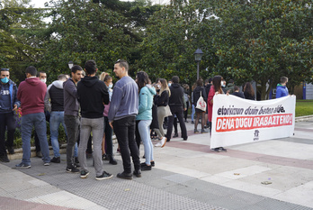 Concentración de Ernai en Gasteiz. (Raúl BOGAJO / FOKU)