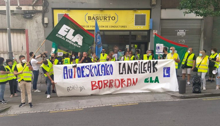 Concentración de trabajadores ante una autoescuela. (ELA sindikatua)