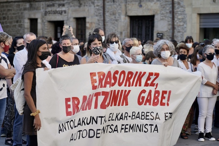 Concentración en Bergara para denunciar la agresión sexual sufrida en Xixón por una de sus vecinas. (Andoni CANELLADA/FOKU)