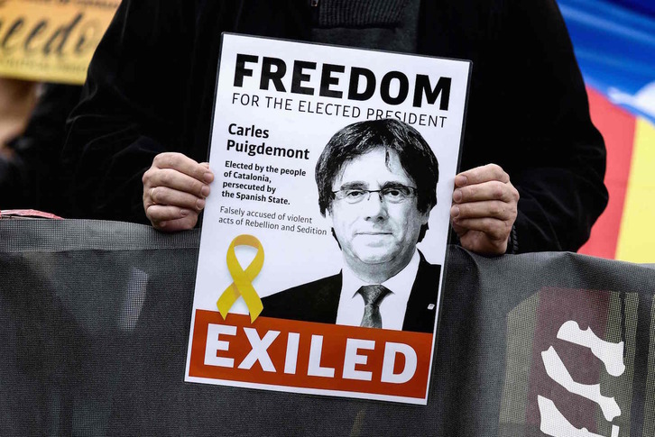Un cartel reclama la libertad de Puigdemont. (Kenzo TRIBOUILLARD/AFP)