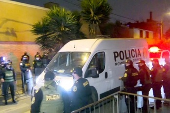 El momento en que el cuerpo del líder de Sendero Luminoso, Abimael Guzmán, es sacado de una morgue de Callao este viernes. (Christian SIERRA/AFPTV/AFP)