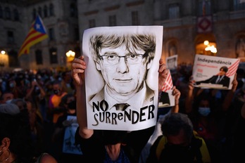 Manifestación convocada por Òmnium Cultural en apoyo de Carles Puigdemont este viernes en Barcelona. (Josep LAGO/AFP)