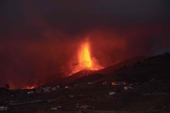 El cono en llanas, en una imagen nocturna. (Desiree MARTIN | AFP)