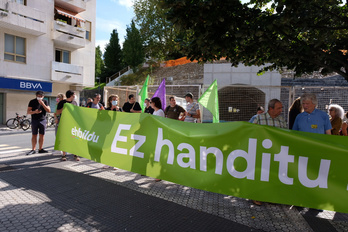 Concentración de EH Bildu hoy en Donostia. (Jon URBE / FOKU)