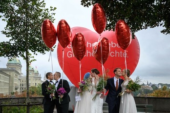 Tres parejas posan durante un evento fotográfico en Berna con motivo del referéndum sobre el matrimonio entre personas del mismo sexo. (Fabrice COFFRINI/AFP)