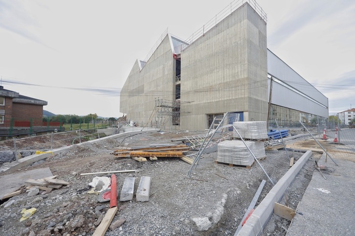 Vista de las obras del nuevo polideportivo de Altza, cuyo coste se ha incrementado un 28%, según ha denunciado EH Bildu Donostia. (Maialen ANDRES/FOKU)