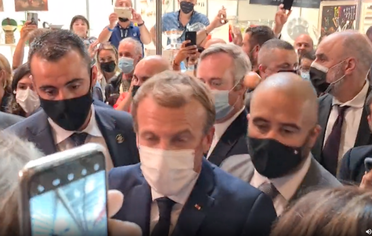 El huevo ha impactado en el hombro de Macron y ha salido rebotado.