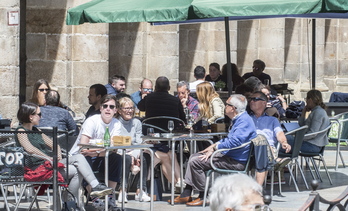 Terrazas de bares en la Plaza Nueva de Bilbo. (Marisol RAMIREZ/FOKU)