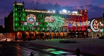 Edificio del Gobierno iluminado con imágenes de los pueblos originarios. (Pedro PARDO/AFP)