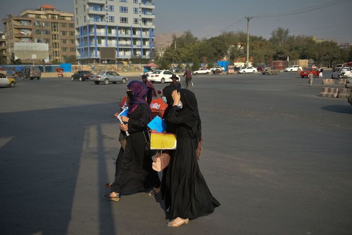 Dos mujeres pasean este martes por las calles de Kabul. (Hoshang HASHIMI/AFP)