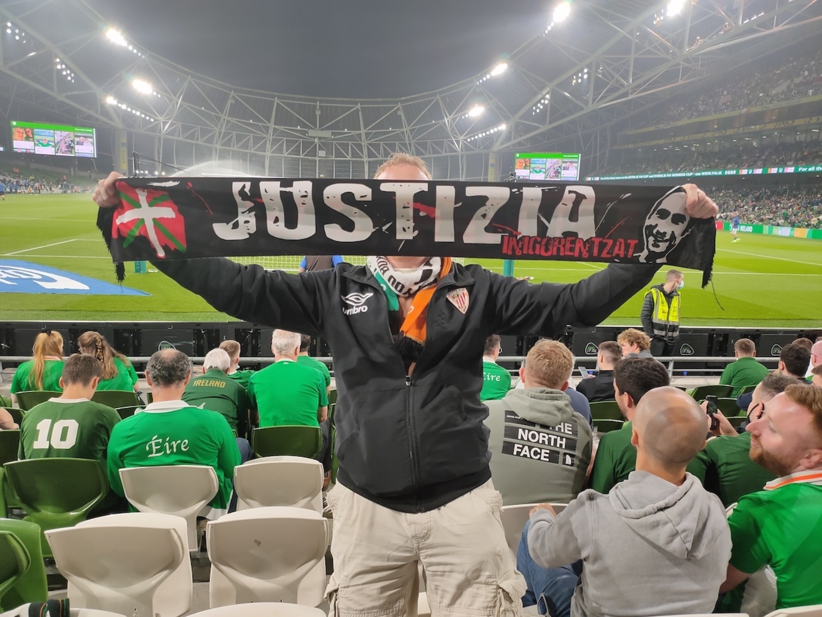 Bufanda de "Justizia Iñigorentzat" presente el Aviva Stadium. 