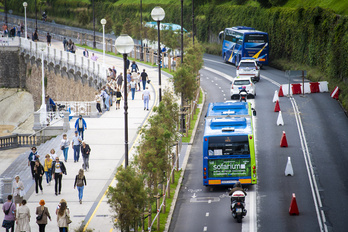 Kontxako pasealekuan autobusak, motorrak eta baimendutako ibilgailuak bakarrik ibil daitezke gaurtik. (Gorka RUBIO/FOKU)