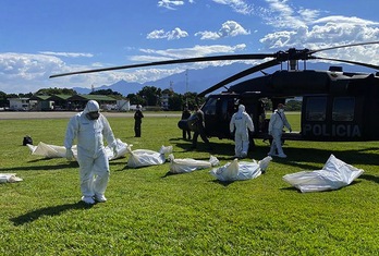 Cuerpos de las personas fallecidas en el bombardeo militar que dejó herido de muerte al comandante Fabián del ELN. (AFP)