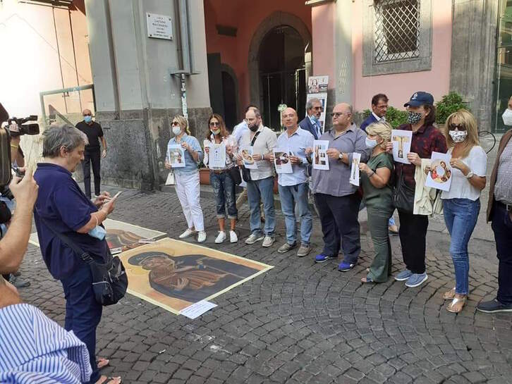 Protesta en Nápoles contra la obra de Abel Azcona y su exposición. (@abelazcona)