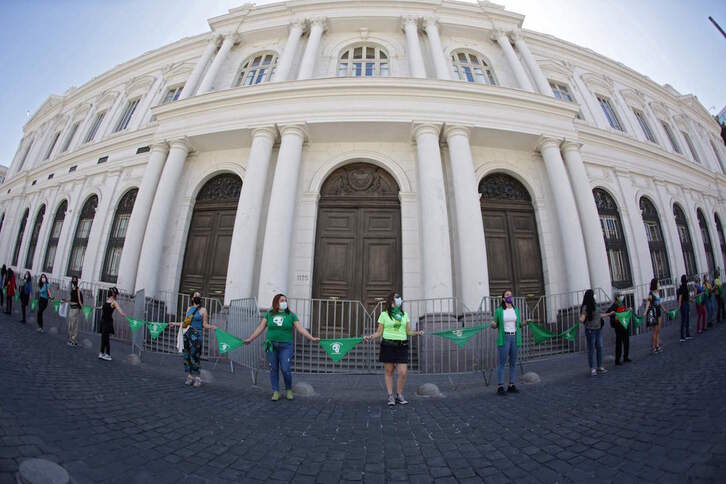 Chilenas exigen la inclusión del derecho al aborto en la nueva Constitución, ante el palacio donde se reúne la Asamblea Constituyente. (Pablo VERA/AFP)