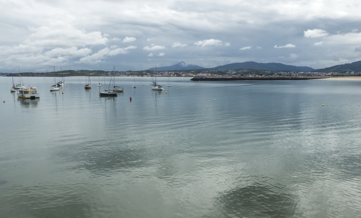 La costa de Lapurdi, vista desde Hondarribia, en una imagen de principios del mes de setiembre. (Andoni CANELLADA/FOKU)