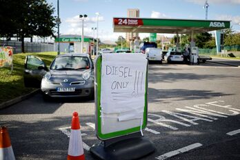 En esta gasolinera del este de Londres solo queda gasoil. (Tolga AKMEN / AFP)