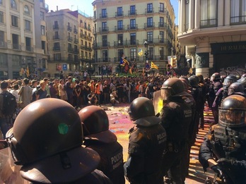 Agentes de los Mossos de Esquadra cubiertos de polvo de pintura durante la fiesta Holi. (EUROPA PRESS)