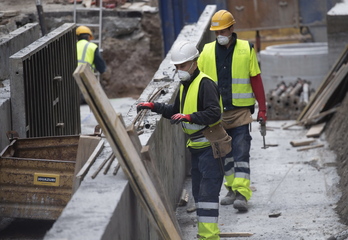 Varias personas trabajan en la construcción de un edificio en Donostia.      (Gorka RUBIO I FOKU)