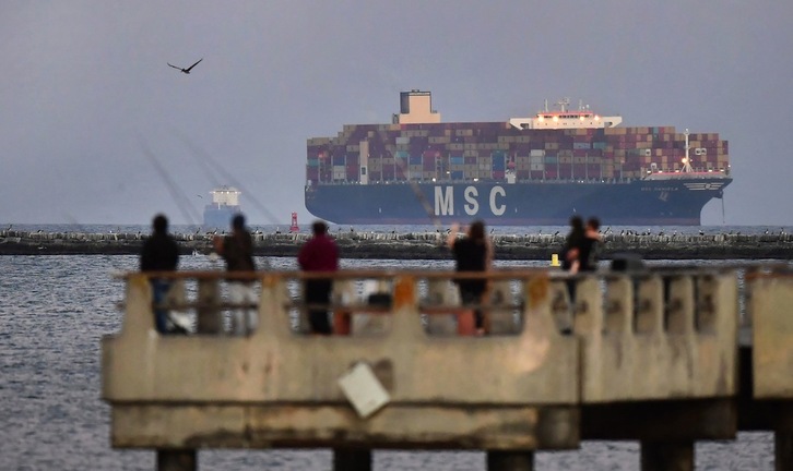 Un buque lleno de contenedores espera para atracar en el Puerto de Los Ángeles, California. (Frederic J. BROWN/AFP)