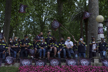 Concentración ante la sede del TSJPV, en Bilbo, durante el juicio por el ERE aprobado por la dirección de Tubacex para las plantas de Tubacex en Amurrio y Laudio, el pasado 21 de junio. (Aritz LOIOLA/FOKU)