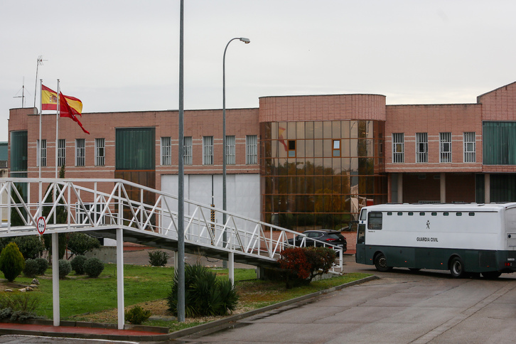 Un autobús de la Guardia Civil entra a las instalaciones de la cárcel de Navalcarnero, en una imagen de archivo. (Ricardo RUBIO/EUROPA PRESS)