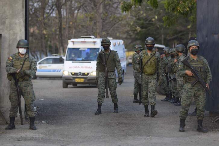 Militares en la prisión de Guayaquil. (Fernando MENDEZ/AFP)