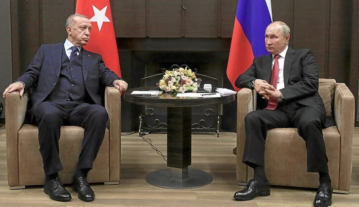 El presidente turco, Recep Tayyip Erdogan, y el ruso, Vladimir Putin, ayer en Sochi. (Vladimir SMIRNOV/AFP)