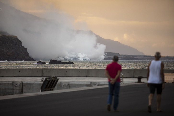 La lava del volcán de La Palma llegó este miércoles al mar. (Kike RINCÓN/EP)