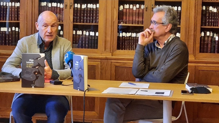 Iñigo Lamarca ha presentado su novela acompañado por el editor Jorge Giménez Bech. 