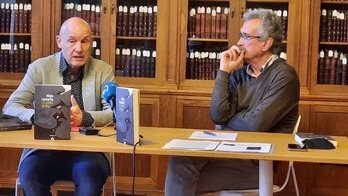 Iñigo Lamarca ha presentado su novela acompañado por el editor Jorge Giménez Bech. 