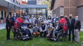 Foto de familia de las personas que han asistido a la presentación del BAE Eguna. (Jon URBE / FOKU)