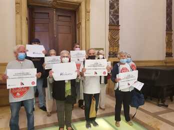 Portesta de las plataformas Stop Desahucios, Inquilinos Azora y Alokairu en el Ayuntamiento de Donostia. (STOP DESAHUCIOS)