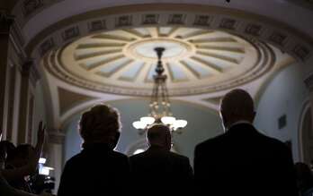 Charles Schumer, en el centro, líder de la mayoría democrata en el senado de Estados Unidos. (Kevin Dietsch/AFP)