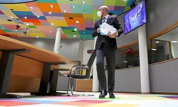 Charles Michel, poco antes de iniciarse una video conferencia con líderes de la UE en Bruselas. (Ives HERMAN/AFP)