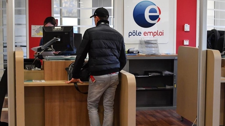 Una persona es atendida en una oficina de Pôle Emploi, servicio francés de búsqueda de empleo. (Pascal GUYOT/AFP)