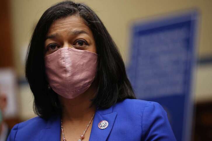 La congresista Pramila Jayapal, antes de ofrecer su testimonio en la Cámara de Representantes. (Chip SOMODEVILLA/GETTY IMAGES/AFP 