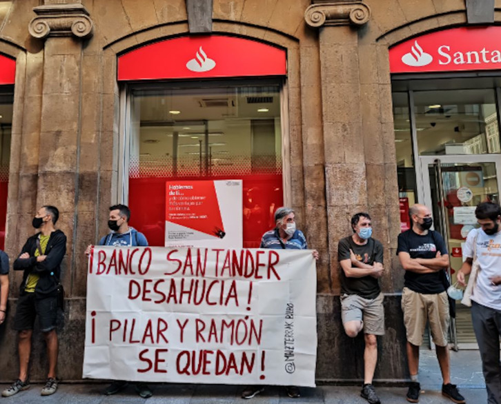 Concentración anterior para denunciar el desahucio de una familia en Atxuri. (@Eljoventopo, Xabi Jimenez)