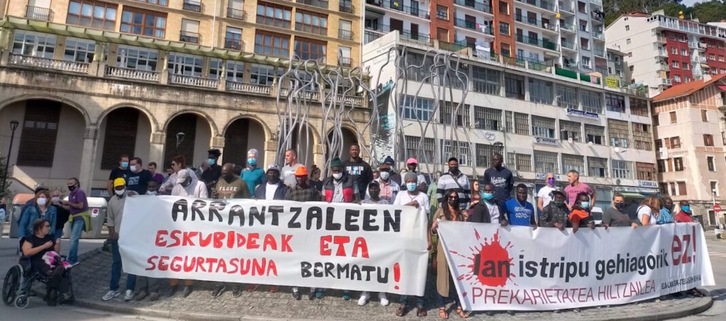 Euskal gehiengo sindikalak protesta egin du Ondarroan, hildako arrantzalearen omenez eta lan istripua salatuz. (LAB)