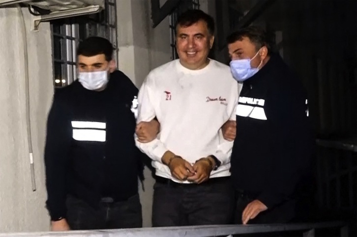 El expresidente de Georgia Mijaíl Saakashvili es detenido al regresar al país. (Handout / Ministerio de Interior de Georgia / AFP)