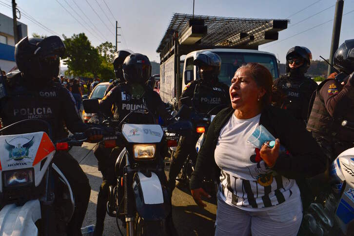 Familiares de presos encarcelados en la Cárcel Número 1 de Guayaquil preguntan con desesperación por sus familiares en la morgue policial. (Fernando MÉNDEZ/AFP)