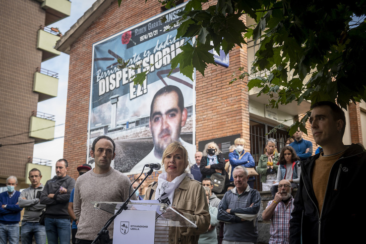 Egoitz Garmendia Otxandioko alkatea, Patricia Velez Etxerateko kidea eta Ibon Garate Ruben zenaren anaia, gaurko agerraldian. (Jaizki FONTANEDA/FOKU)