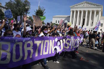 La marcha de Washington pasa ante la sede del Tribunal Supremo. (Alex WONG/AFP)