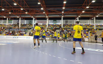 Jugadores de Bidasoa Irun en el partido en Antequera. (@CDBidasoaIrun)
