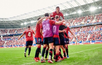 Ávila, subido a sus compañeros y ante la grada de Indar Gorri que le cantó «vete ya», tras el 1-0 al Rayo. (LaLiga | Europa Press)