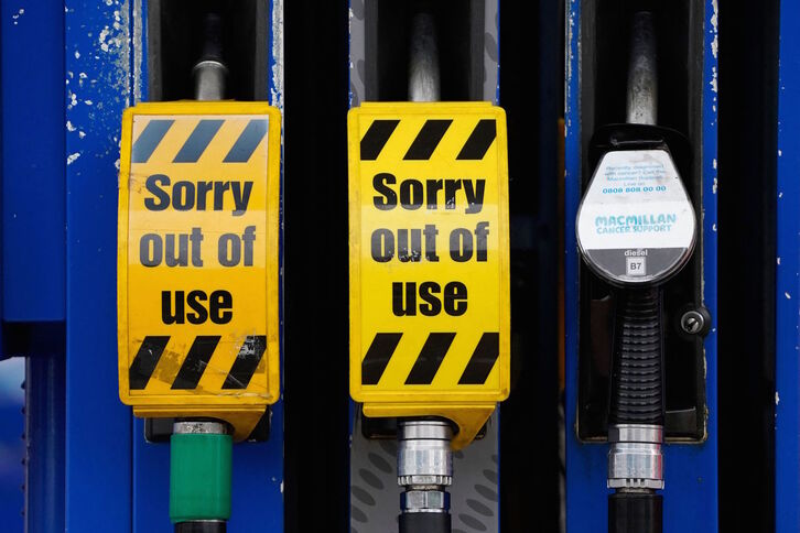 Un surtido de gasolina vacío. (Niklas HALLEN | AFP)
