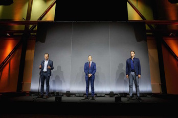 Los respectivos secretarios generales de la CDU, Paul Ziemiak, del FDP, Volker Wissingy de la CSU, Markus Blume, tras la reunión. (Odd ANDERSEN/AFP)