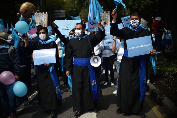 Curas en la manifestación contra el aborto. (Rodrigo ARANGO/AFP)