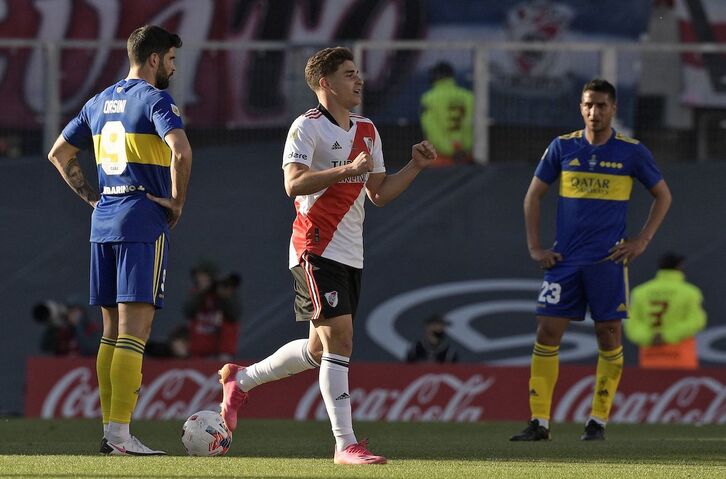 Julián Álvarez celebra el gol marcado ante Boca Juniors. (Juan MABROMATA / AFP)