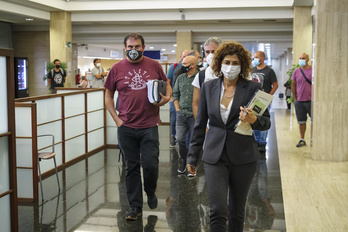 Representantes del comité de Tubacex se dirigen a la firma del acuerdo junto con la viceconsejera de Trabajo, Elena Pérez Barredo. (Aritz LOIOLA/FOKU)